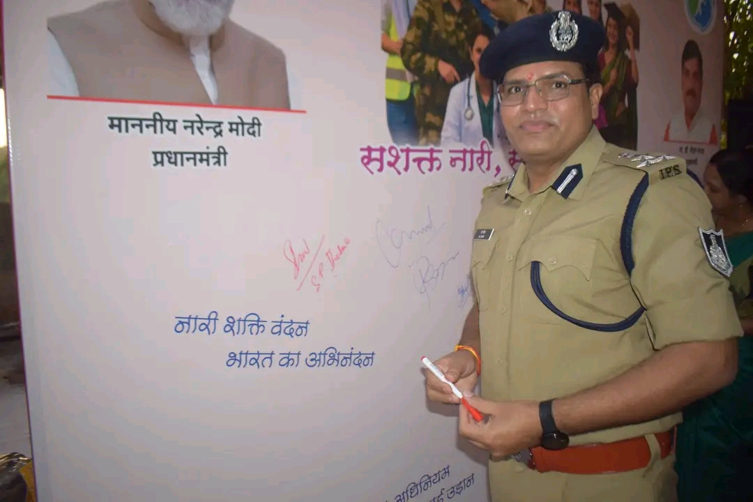 झाबुआ पुलिस अधीक्षक हस्ताक्षर करते हुए